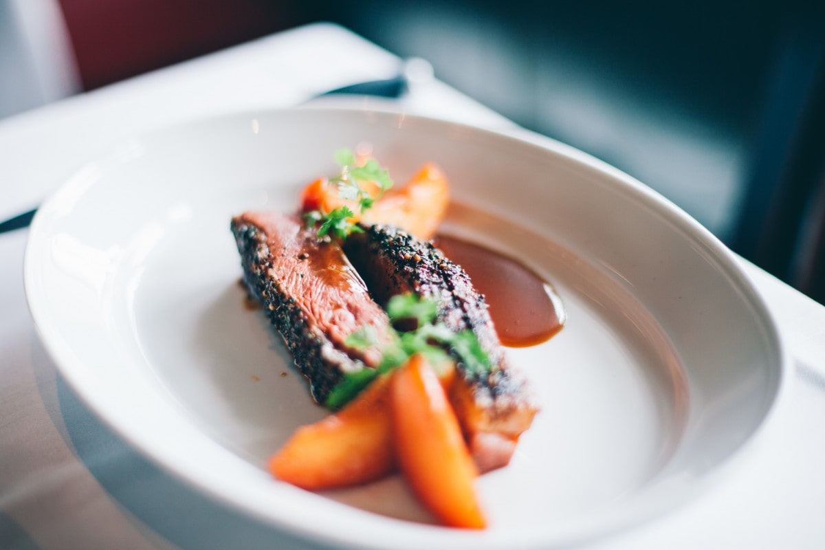 Organiser un repas assis chic à Paris